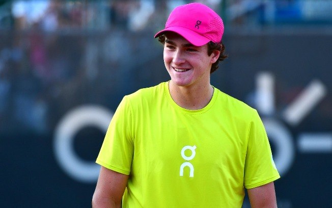 João Fonseca aquece durante o Rio Open 2025