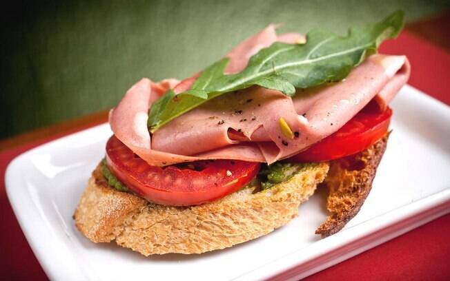 Foto da receita Bruschetta de mortadela com pesto de rúcula pronta.