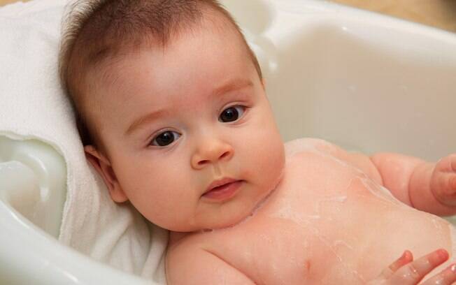 A alergia ao calor é uma obstrução das glândulas que produzem o suor e pode ser avaliada dando banhos no bebê