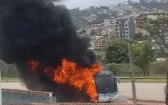 Ônibus com time de juniores do Vasco pega fogo em estrada