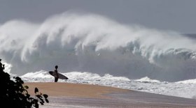 Ondas gigantescas arrastam turistas para o mar no Havaí