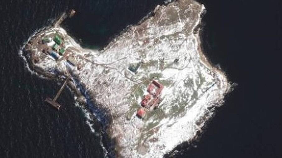Imagem de satélite mostra danos à Ilha da Cobra, onde soldados ucranianos xingaram russos e foram bombardeados
