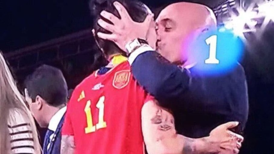 Luis Rubiales beija Jenni Hermoso durante cerimônia de premiação da Copa do Mundo