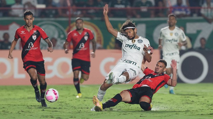 Palmeiras sai na frente, mas cede empate ao Flamengo