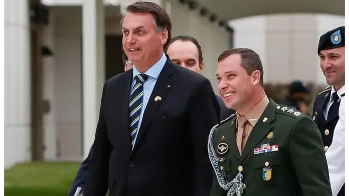 Mauro Cid ao lado de Jair Bolsonaro