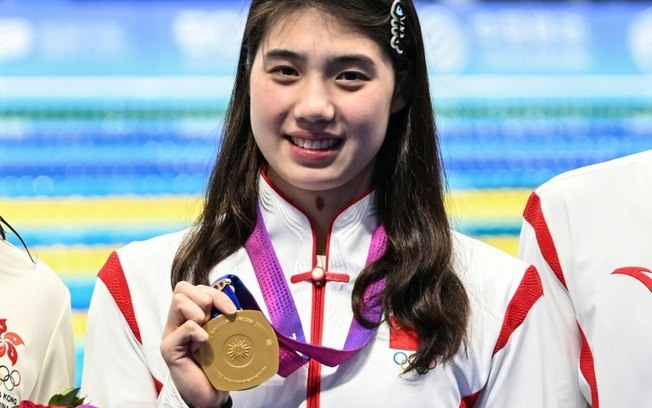Zhang Yufei, uma das nadadoras chinesas que teria testado positivo antes de Tóquio-2020 e que não foi sancionada, posa com a medalha de ouro nos 50 m borboleta nos Jogos Asiáticos de 2022, realizados em Hangzhou, em 28 de setembro de 2023