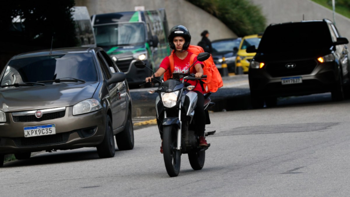 O estudo mostra ainda que após uma queda no número de infrações cometidas por motociclistas em razão da pandemia de covid-19, houve um aumento na emissão de multas.