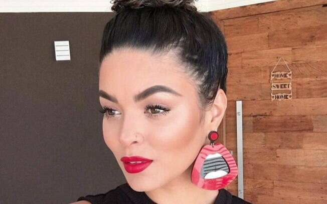 Para copiar o look da influenciadora digital Nathalie Barros, você pode escolher o batom Red, da linha Lipstick da MAC
