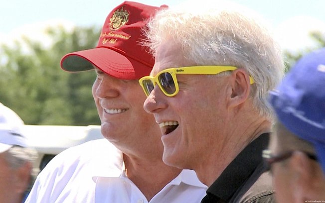 Clinton e Trump durante torneio de golfe em 2009