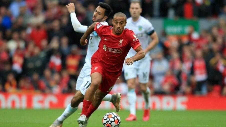 Thiago Alcântara com a camisa do Liverpool