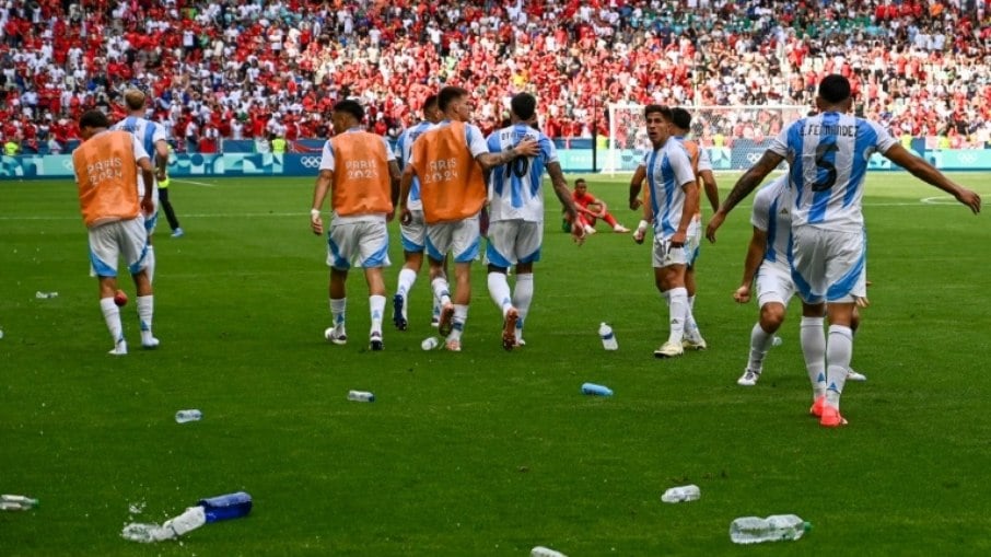 Garrafas de água foram atiradas na direção dos jogadores argentinos depois do gol que seria anulado mais tarde