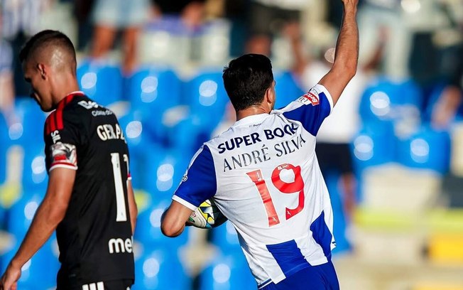 Jogadores do Porto festejam gol sobre o Casa Pia, fora de casa