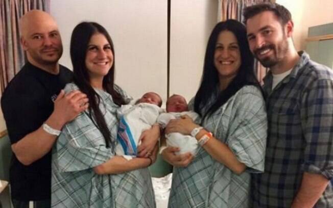 Danielle Grant e Kim Abraham, 30 anos, são irmãs gêmeas e deram à luz dois meninos no mesmo dia e local