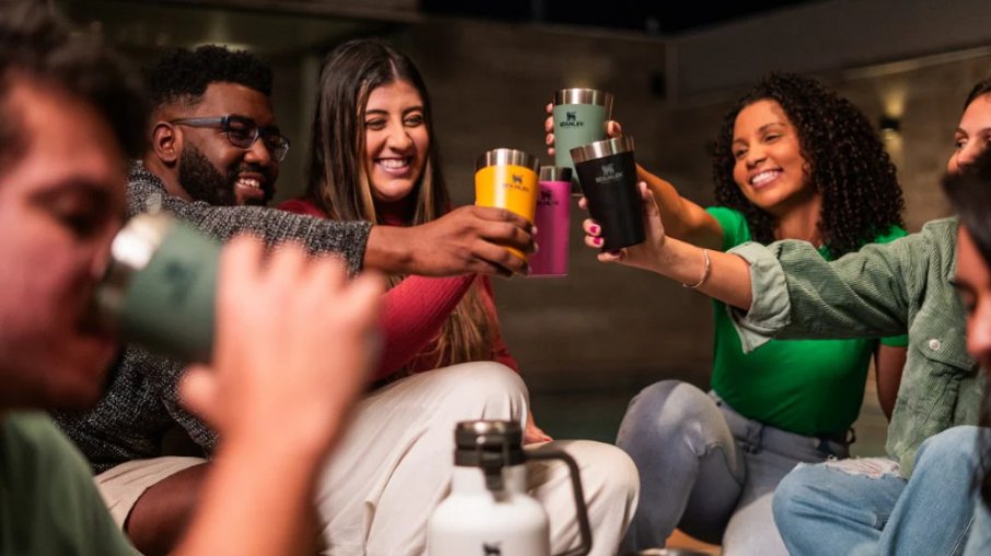Amazon tem ofertas em copos da marca Stanley Amazon tem ofertas em copos da marca Stanley