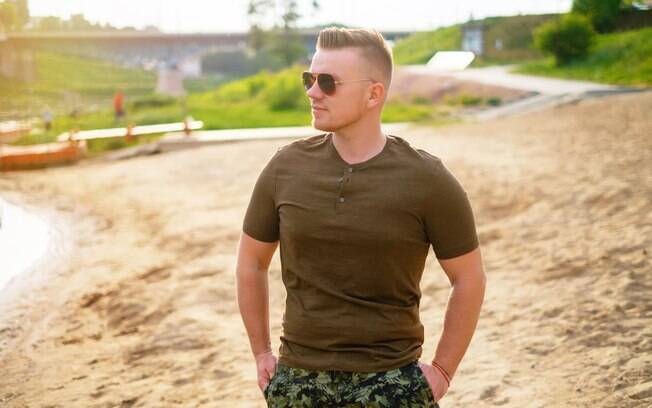 Penteados masculinos: o corte militar pode assumir várias formas e tamanhos, mas sempre estará entre os mais curtos Penteados masculinos: o corte militar pode assumir várias formas e tamanhos, mas sempre estará entre os mais curtos