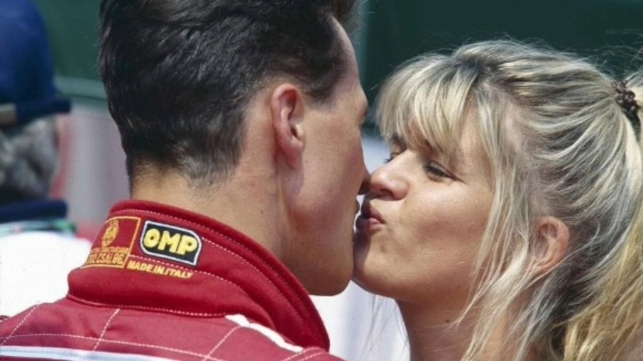Esposa de Schumacher homenageia piloto: 