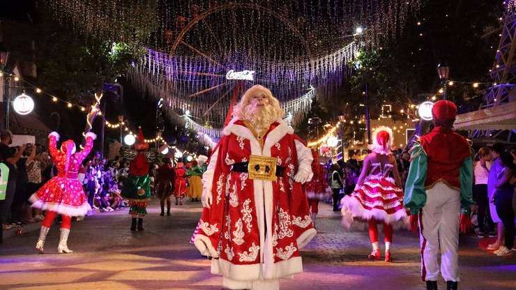 Desfile e luzes marcam estreia do Natal Mágiko no Hopi Hari