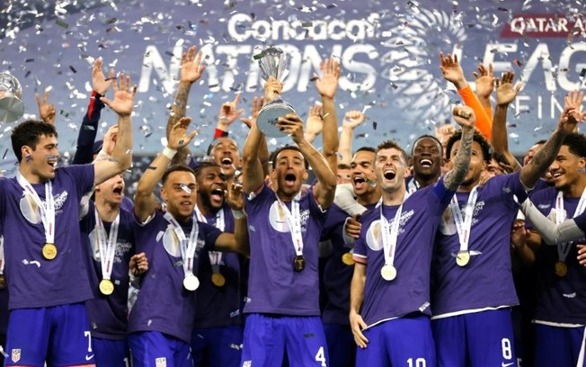 Jogadores dos Estados Unidos levantam a taça após a final da Liga das Nações da Concacaf em Arlington, Texas, em 24 de março de 2024.