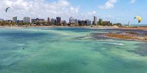 Maceió (AL): mar com águas cristalinas e piscinas naturais