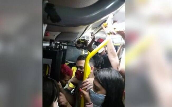 Passageiros flagram lotação em ônibus que vão para shoppings