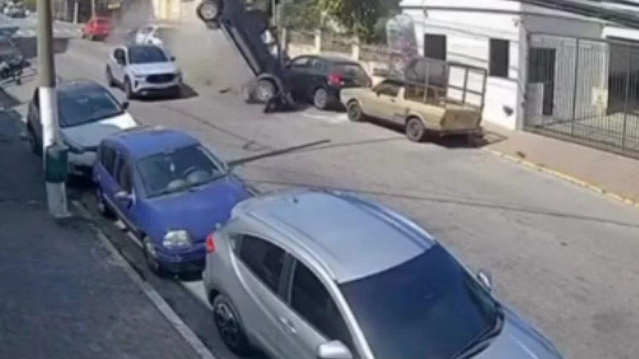 Caminhonete voa e atinge 10 carros parados