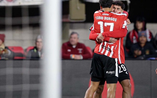 Fabrício Pérez tenta a conclusão na cara do gol, mas  perde uma ótima chance para o Estudiantes