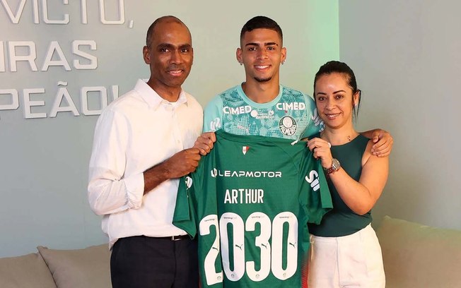 Palmeiras anunciou a renovação do contrato do lateral-esquerdo Arthur 
