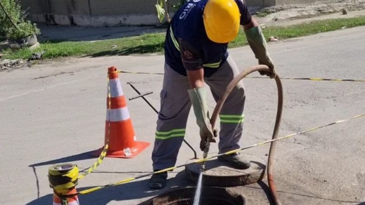 Funcionários da Águas do Rio trabalhando Funcionários da Águas do Rio trabalhando