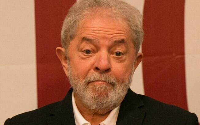 'Eu tenho um filho que eu não controlo. Se ele [Bolsonaro] solto não controla o dele, imagina eu preso', escreveu Lula
