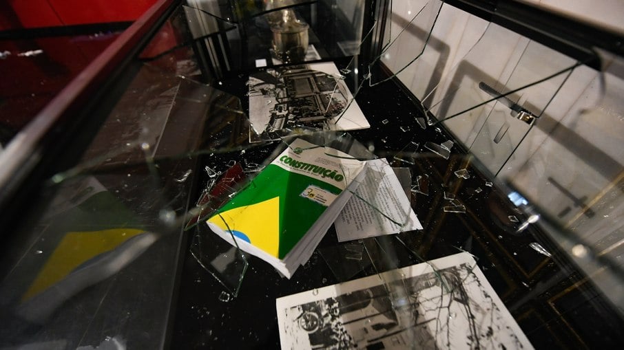 Bolsonaristas quebraram diversos objetos durante invasão ao Congresso Nacional