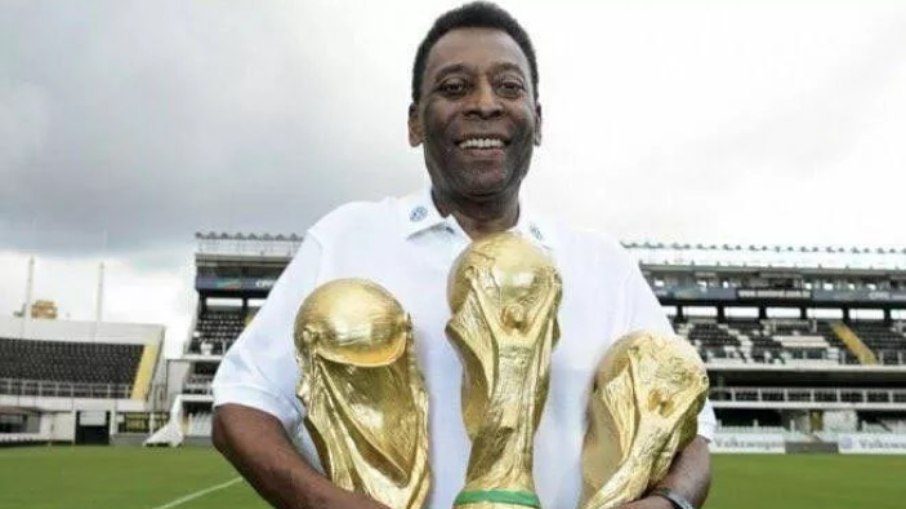 Pelé permanece internado em São Paulo