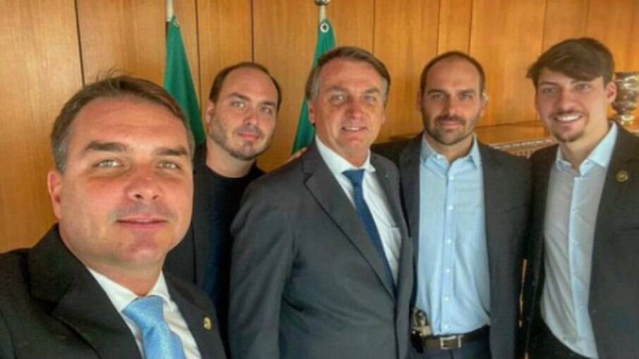 Jair Bolsonaro e os filhos Eduardo, Carlos, Flávio e Jair Renan
