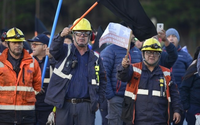 Trabalhadores siderúrgicos protestam pelo eventual fechamento da planta da Huachipato, localizada na cidade de Talcahuano, em 4 de abril de 2024
