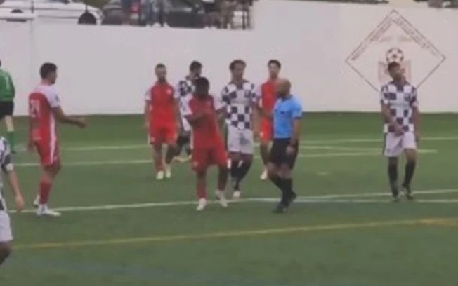 Emerson é cumprimentado pelo árbitro depois de marcar um belo gol de bicicleta Emerson é cumprimentado pelo árbitro depois de marcar um belo gol de bicicleta