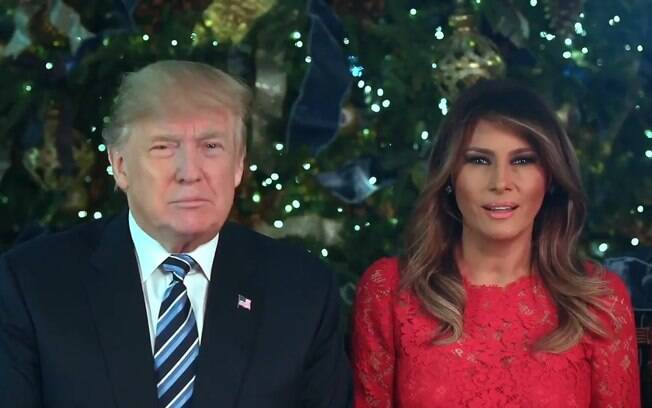 Donald Trump e Melania Trump receberam as crianças em uma sala luxosa e decorada para revelarem seus pedidos ao Papai Noel