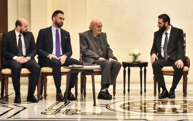 Walid Jumblatt (C), o histórico líder do Partido Socialista Progressista do Líbano, e seu filho, Taymur Jumblatt, atual líder da legenda, se reúnem com representantes do governo sírio de Ahmed al Sharaa em Damasco