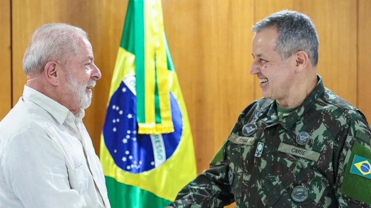 Presidente Lula cumprimenta novo comandante do Exército, general Tomás Miguel Ribeiro Paiva.