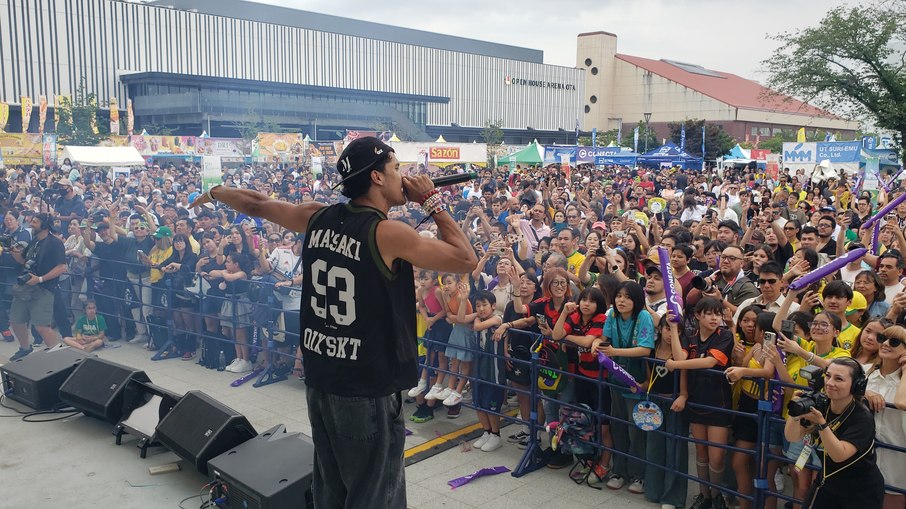 Rapper Victor Massaki encantou o público com suas rimas improvisadas