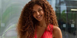 Gabriela Loran, de Três Graças, posa de lingerie e encanta fãs