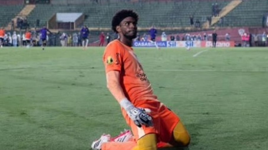 Hugo foi alvo de racismo ao deixar o campo após o duelo entre Portuguesa e Corinthians Hugo foi alvo de racismo ao deixar o campo após o duelo entre Portuguesa e Corinthians