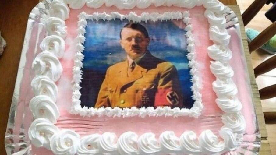 Bolo com a foto de Hitler em aniversário de aluna da UFPel