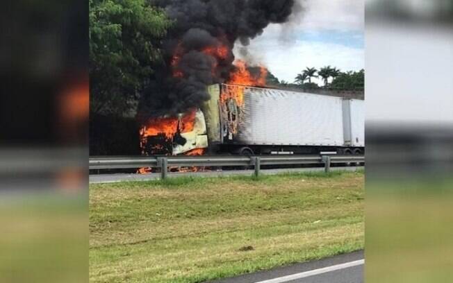 Caminhão pega fogo e provoca interdição do anel viário em Campinas