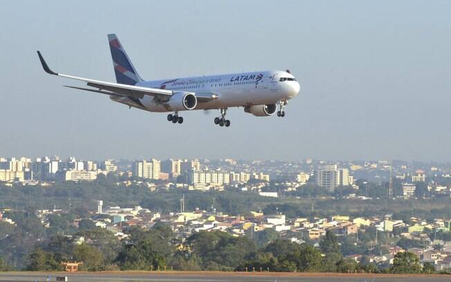 Latam orienta clientes sobre voos cancelados para Santiago do Chile em seu site