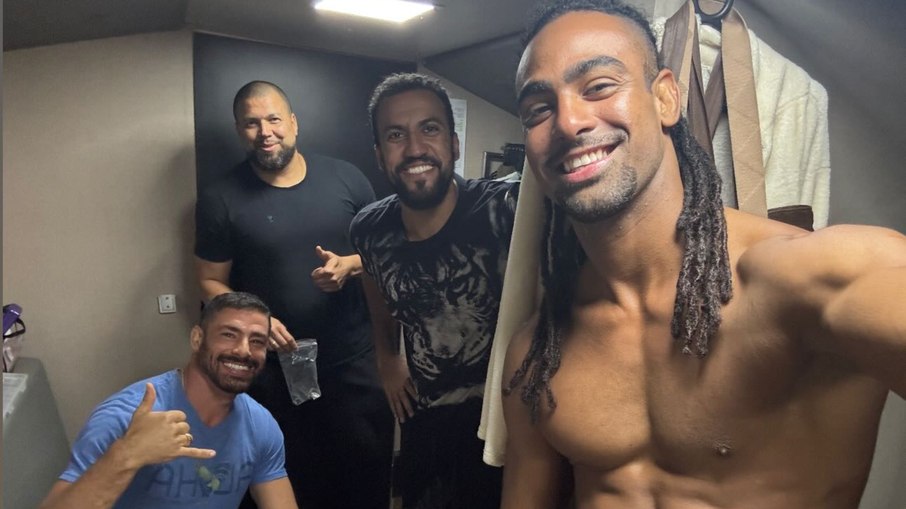 Lucas Laet posa com Cauã Reymond e Ricardo Teodoro nas gravações de 