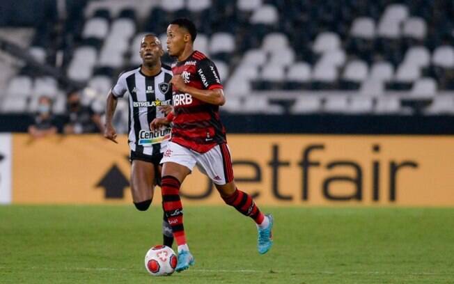 Em alta no Flamengo, Lázaro explica preferência pelo lado esquerdo e brinca: 'Na direita fico meio tortinho'