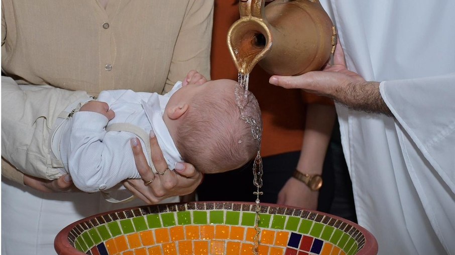 Batismo de bebê em SC captura imagem de cruz na água