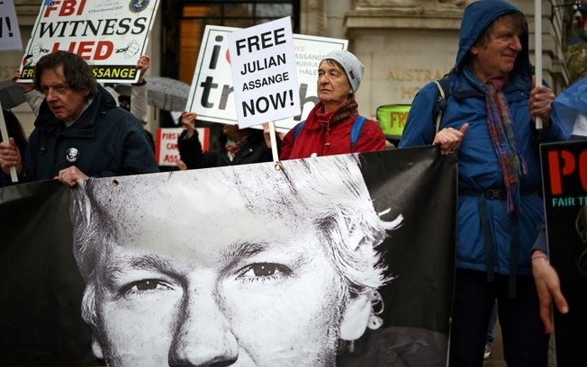 Apoiadores do fundador do WikiLeaks, Julian Assange, protestam no centro de Londres, em 10 de abril de 2024