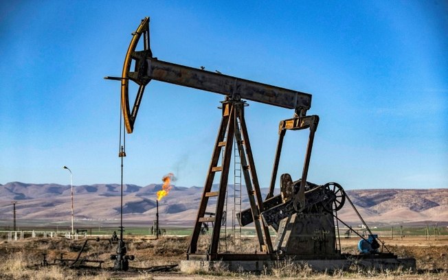 Uma bomba de óleo em um campo de petróleo perto da cidade de Al Qahtaniyah, no nordeste da Síria, em 18 de dezembro de 2022