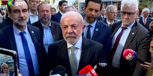 Lula passa por procedimentos na cabeça e punho nesta sexta (24)