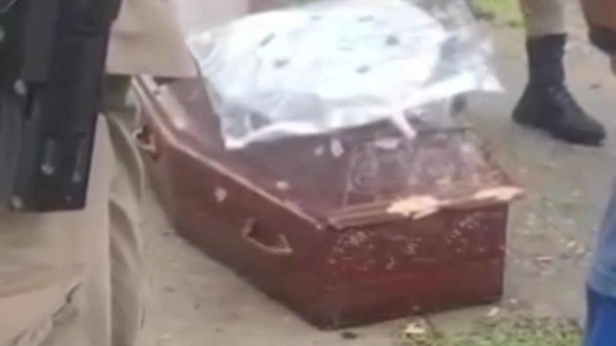 Criminosos invadem enterro e atiram contra caixão na Bahia; vídeo
